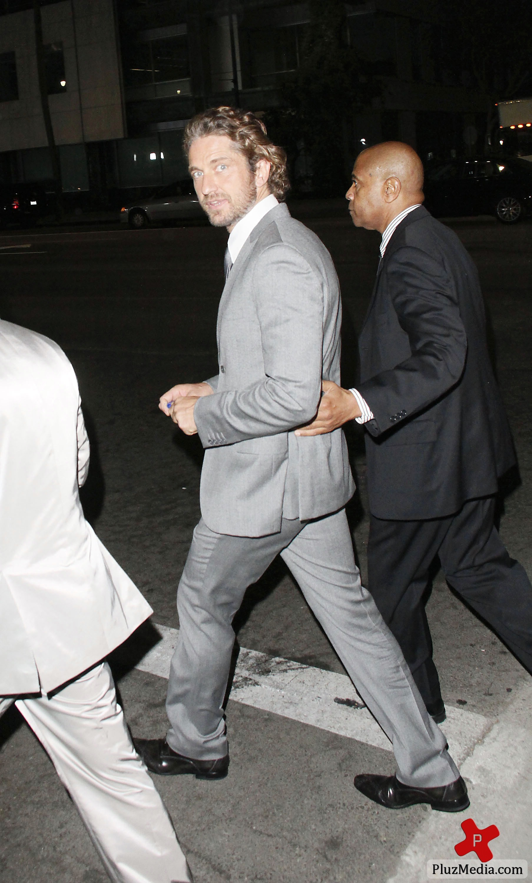 Gerard Butler signs autographs for fans at the 'Machine Gun Preacher' premiere | Picture 84214